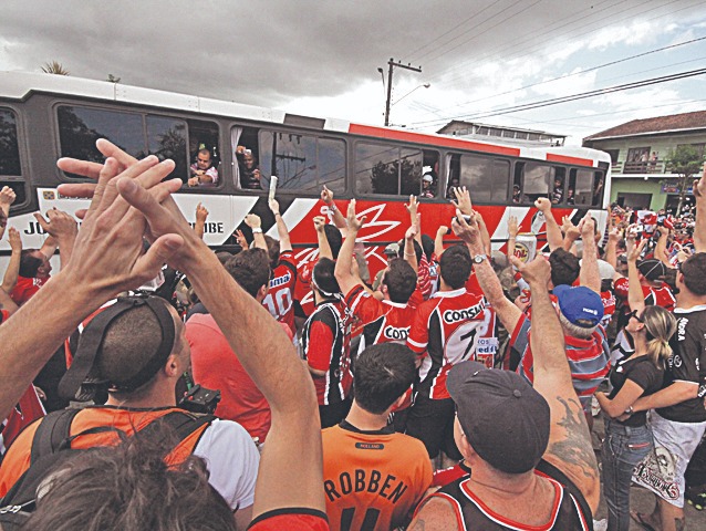 Torcedores lotaram a rua para recepcionar o time que j&aacute; havia conquistado o acesso &agrave; S&eacute;rie B e estava prestes a levantar a ta&ccedil;a de campe&atilde;o – Foto: Arquivo/ND