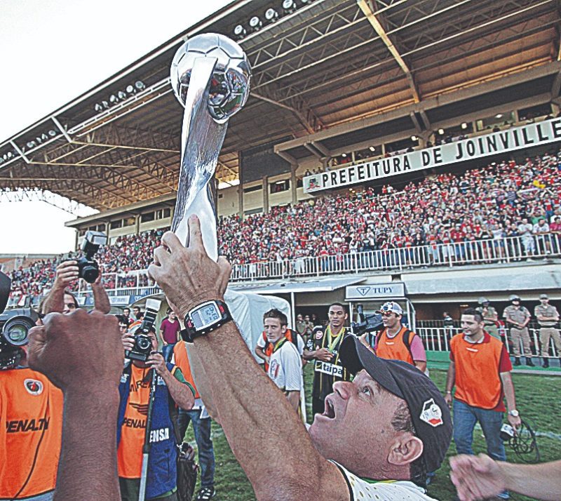 Arthurzinho foi homenageado pela torcida e deu ao JEC o primeiro t&iacute;tulo nacional da hist&oacute;ria do clube – Foto: Arquivo/ND