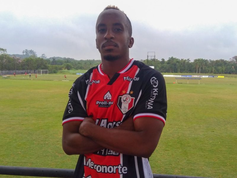 O atacante Jo&atilde;ozinho tem passagens por clubes nacionais e internacionais – Foto: Vitor Forcellini/JEC/Divulga&ccedil;&atilde;o