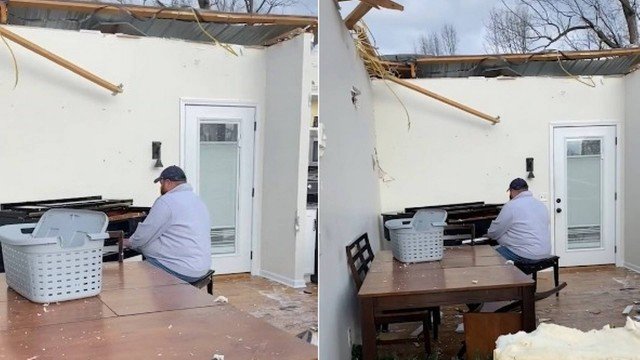 Um momento privado, de reflex&atilde;o – apenas ele e seu amado piano danificado -, na casa destru&iacute;da pelos tornados – Foto: Internet/Reprodu&ccedil;&atilde;o/ND