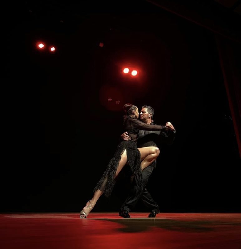 Bailarinos Juliana Figueredo e Fabiano Silveira &#8211; Foto: Victor Hugo Silva/Divulgação/ND