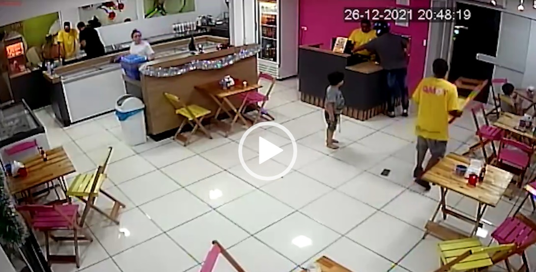 Ladrão que 'foi salvo' pela PM tomou até cadeirada durante assalto em SC; veja o vídeo ND Mais Ladrão que 'foi salvo' pela PM tomou até cadeirada durante assalto em SC; veja o vídeo ND Mais