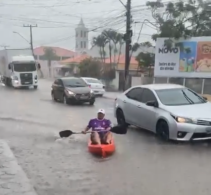 Em rua alagada de Laguna, morador trafega de caiaque – Foto: Reprodu&ccedil;&atilde;o/Internet/ND