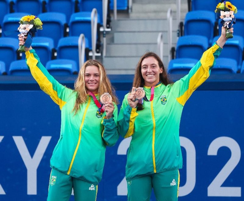 Laura Pigossie Luisa Stefani ap&oacute;s receberem a medalha de bronze nos Jogos Ol&iacute;mpicos de T&oacute;quio – Foto: Wander Roberto/COB/ND