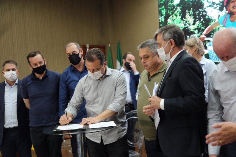 Assinatura do conv&ecirc;nio ocorreu na manh&atilde; desta quinta-feira (23). – Foto: Leandro Schmidt/PMC/Divulga&ccedil;&atilde;o/ND