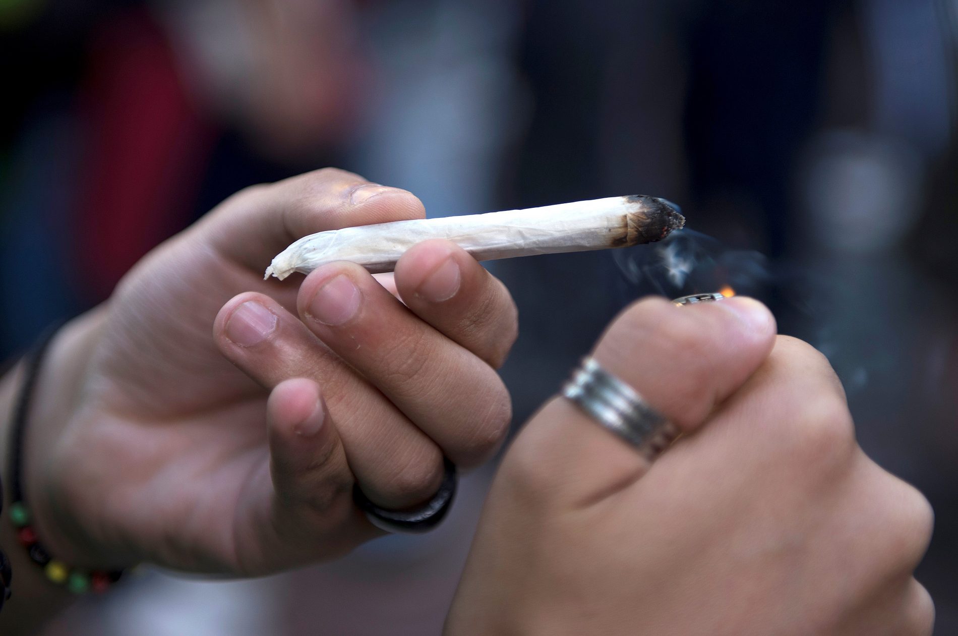 Pai é flagrado fumando maconha com criança de quatro anos dentro