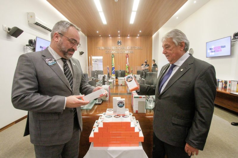 Campanha doou celulares a jovens eleitores