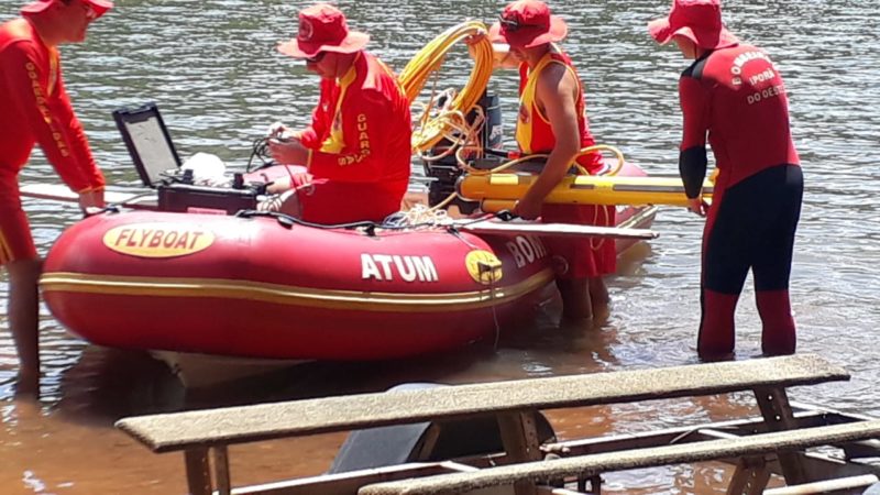 Bombeiros realizaram buscas com o uso de um sonar nesta sexta-feira (10). – Foto: Marcos Feij&oacute;/R&aacute;dio Rural/Divulga&ccedil;&atilde;o/ND