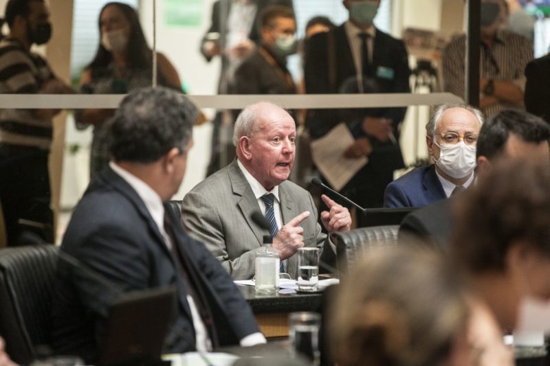 Marcos Vieira queria votar pacotaço sinalizando com as mãos
