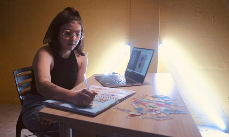 Maria Val&eacute;ria, aluna do curso de moda da Udesc, desenhando sua cole&ccedil;&atilde;o – Foto: Douglas Sielski/Divulga&ccedil;&atilde;o/ND