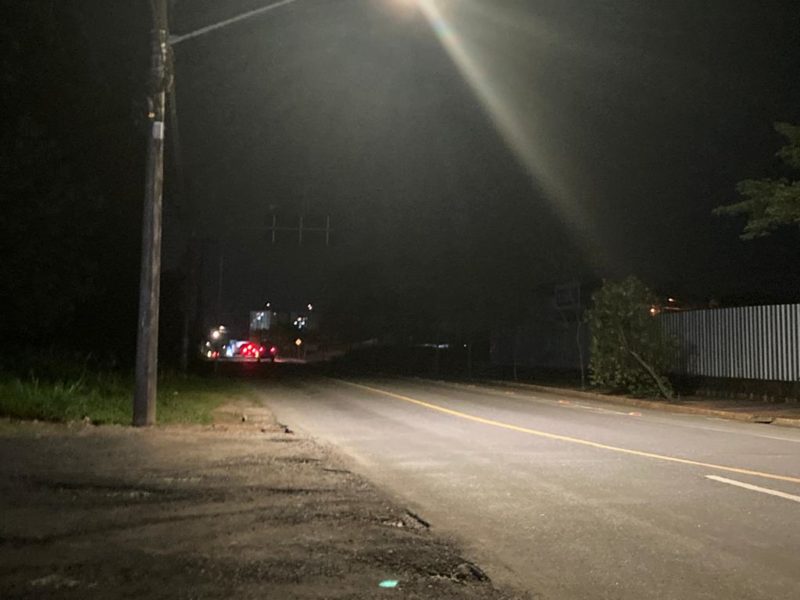 Av. Marqu&ecirc;s de Olinda com trecho &agrave;s escuras pede por agilidade em servi&ccedil;os de manuten&ccedil;&atilde;o p&uacute;blica. – Foto: Foto: Sabrina Aguiar