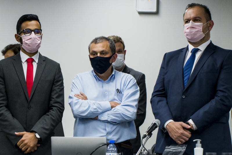 Mauro Hoffmann escuta a senten&ccedil;a entre seus dois advogados de defesa – Foto: Juliano Verardi/TJRS