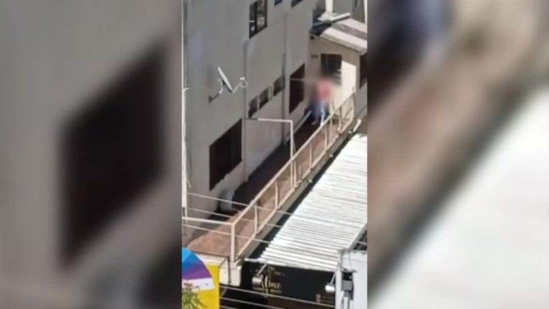 A agressão foi flagrada por uma testemunha. – Foto: Reprodução/Internet