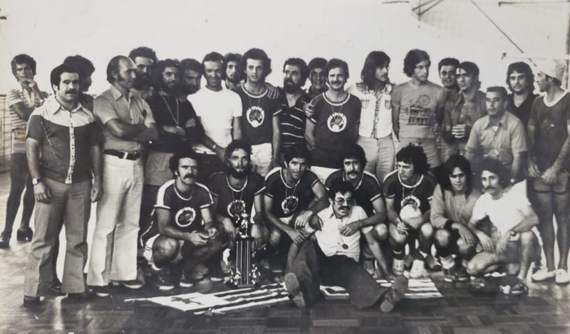 Na foto, os atletas, comiss&atilde;o t&eacute;cnica e simpatizantes do Cupido da Capital (fundado no dia 28 de novembro de 1959), ap&oacute;s a conquista do estadual de 1974. O t&iacute;tulo veio ap&oacute;s uma memor&aacute;vel disputa de p&ecirc;naltis contra o BESC, em jogo realizado no gin&aacute;sio do Col&eacute;gio Catarinense. Foram 32 penalidades para apontar o time campe&atilde;o. – Foto: Acervo Roberto de Freitasl/ND
