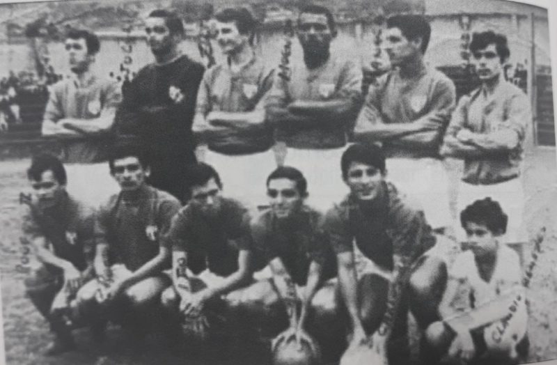 Equipe do Ava&iacute; na temporada de 1967 antes de um jogo no saudoso est&aacute;dio Adolfo Konder. Maioria dos jogadores da nossa regi&atilde;o. Em p&eacute;: Deodato, Jocely, Zilton, Moenda, Manoel e Ronaldo. Agachados; Rog&eacute;rio, Rog&eacute;rio &Aacute;vila (agora o jogador que mais vezes vestiu a camisa do Ava&iacute; na hist&oacute;ria), Ito, Cavallazzi e Carlos Roberto. O garotinho &eacute; o Cacau Menezes, colunista aqui no DN. – Foto: Acervo Carlos Roberto Santos/nd