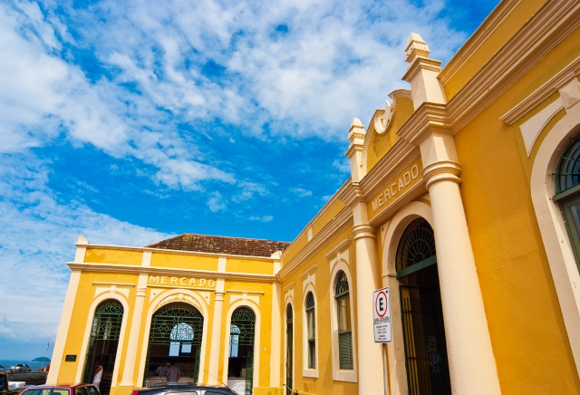 Inaugurado em 1900, o Mercado Municipal foi o principal centro de comercializa&ccedil;&atilde;o de produtos da cidade. Hoje, abra peixaria, mercearia,, loja de artesanatos e restaurantes, al&eacute;m de ser palco de apresenta&ccedil;&otilde;es do folclore, como o Boi de Mam&atilde;o – Foto: Prefeitura de S&atilde;o Francisco do Sul/Divulga&ccedil;&atilde;o