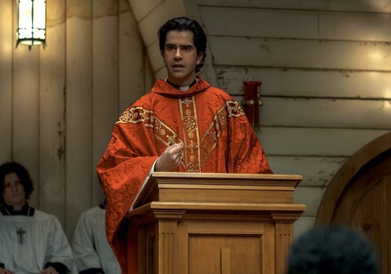 A Missa da Meia-Noite é mais uma produção da parceria entre a Netflix e o diretor Mike Flanagan