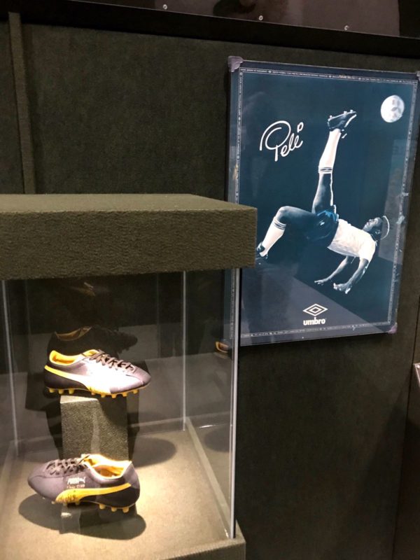 O acervo conta com itens autografados por &iacute;cones do futebol brasileiro. – Foto: Julia S. Schaefer/Reda&ccedil;&atilde;o ND