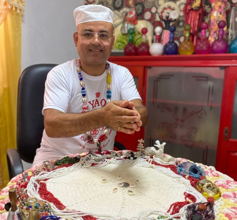 Pai Sadi jogou os b&uacute;zios para saber as previs&otilde;es para 2022 &mdash; Foto: Nadia Michaltchuk/ND