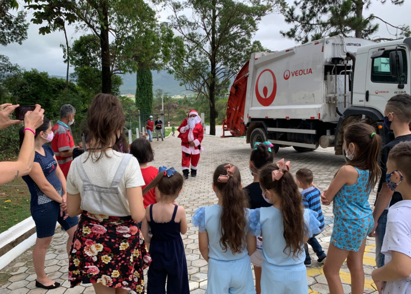 Papai Noel deixou o trenó de lado para chegar de caminhão na ação especial da Veolia Brasil em Biguaçu &#8211; Foto: Divulgação