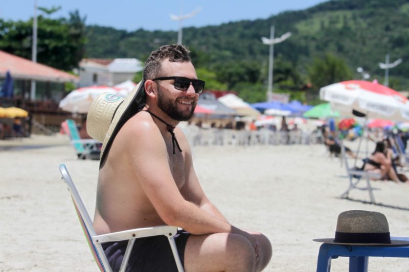 Turista na praia de Ponta das Canas