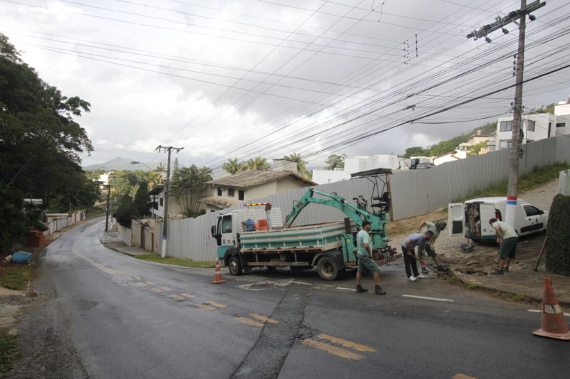 Casan trabalha no local para resolver o problema – Foto: Leo Munhoz/ND