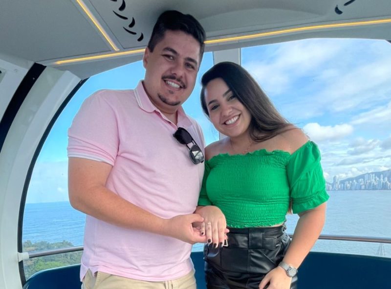 Richard e Luana ficaram noivos neste domingo (5) na roda-gigante de Balne&aacute;rio Cambori&uacute; – Foto: Arquivo pessoal/ND