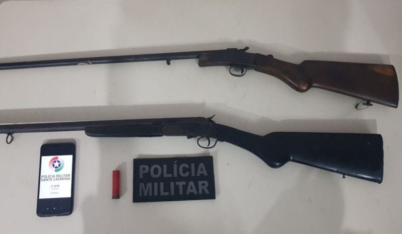 Espingardas foram apreendidas pela PM. Foto: Pol&iacute;cia Militar/Divulga&ccedil;&atilde;o/ND