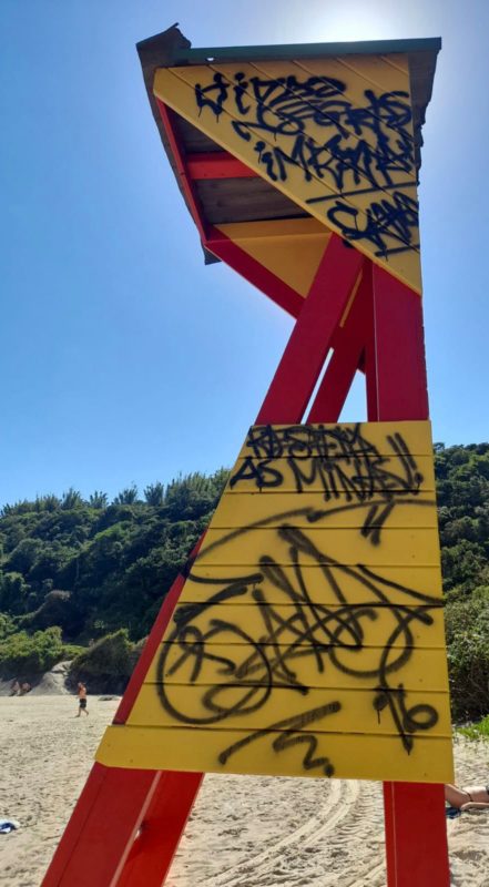 Cadeir&atilde;o usado pelos guarda-vidas em Palho&ccedil;a foi vandalizado – Foto: Divulga&ccedil;&atilde;o/CMBSC/ND