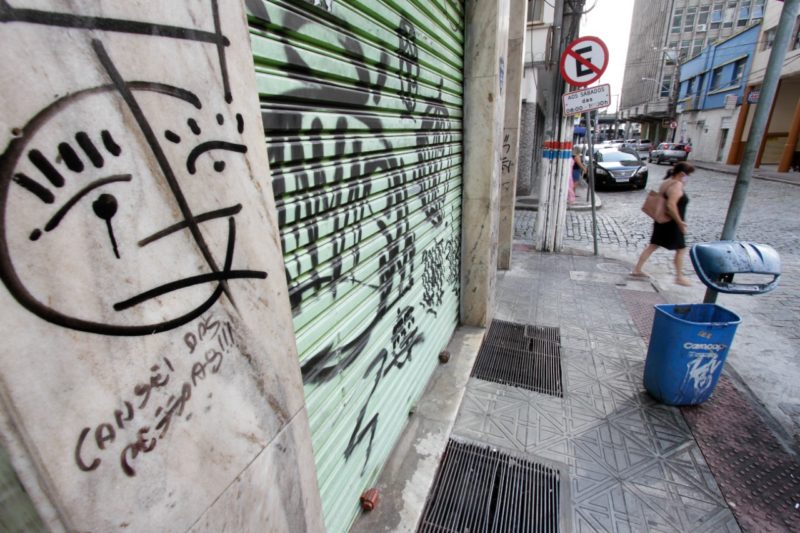 Picha&ccedil;&otilde;es em fachada no Centro de Florian&oacute;polis – Foto: Leo Munhoz/ND