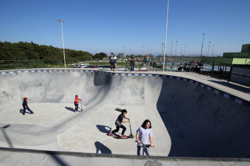 Crianças brincam em pista de skate na Costeira &#8211; Foto: Divulgação/Prefeitura de Florianópolis