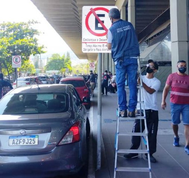 Funcion&aacute;rios do Terminal Rita Maria alteram placa de tr&acirc;nsito com fita adesiva – Foto: Divulga&ccedil;&atilde;o/ND