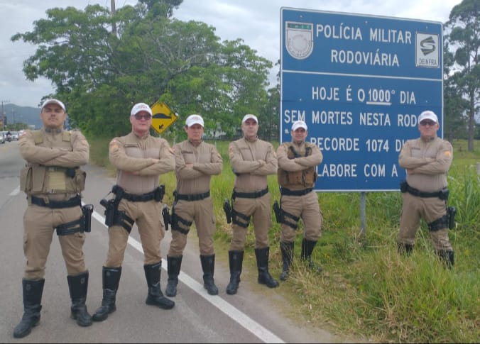 Policias comemoram meta alcançada em rodovia de Florianópolis