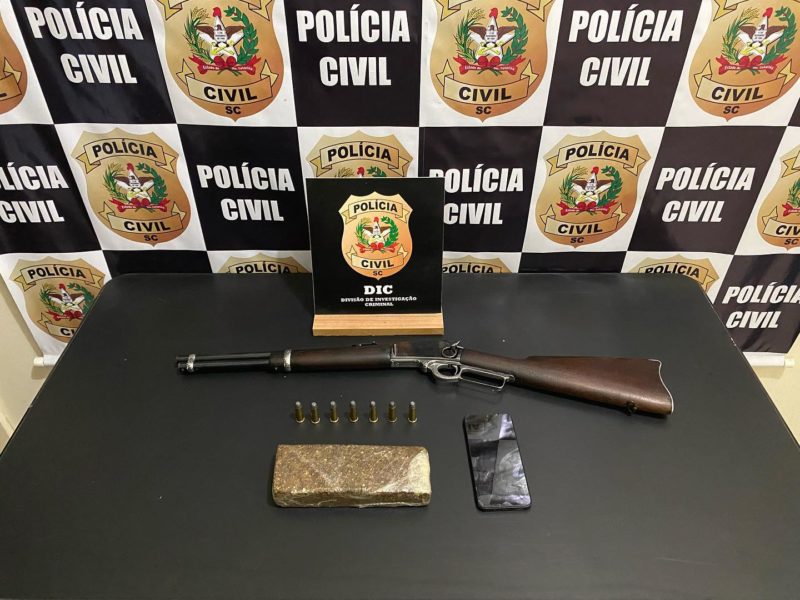 O cumprimento de mandado de busca e apreensão domiciliar do suspeito ocorreu esta semana em Indaial – Foto: Polícia Civil