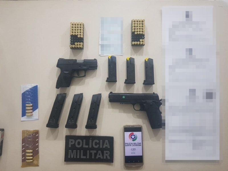 Foram apreendidas duas pistolas, seis carregadores, muni&ccedil;&otilde;es e 39 estojos deflagrados – Foto: Pol&iacute;cia Militar/ND
