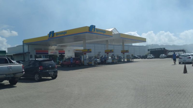 O posto de gasolina ao lado do atacadista ficou cinco horas sem atender – Foto: N&iacute;colas Hor&aacute;cio;ND
