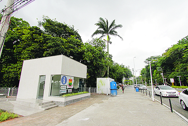 Estrutura na cabeceira insular da ponte Herc&iacute;lio Luz vai fazer o atendimento aos turistas – Foto: Leo Munhoz/ND