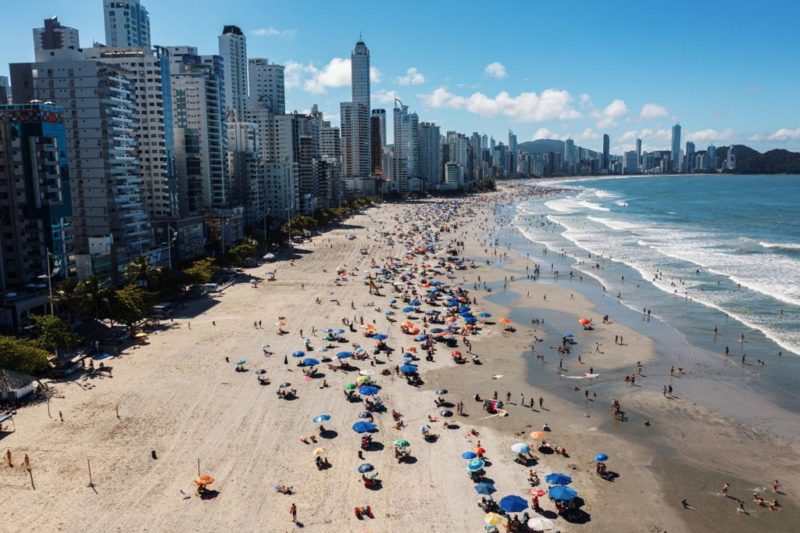 Praia Central de Balne&aacute;rio Cambori&uacute; ter&aacute; mais guarda-vidas, refor&ccedil;o na pol&iacute;cia e fiscaliza&ccedil;&atilde;o 24h no ver&atilde;o – Foto: Prefeitura de Balne&aacute;rio Cambori&uacute;/Divulga&ccedil;&atilde;o