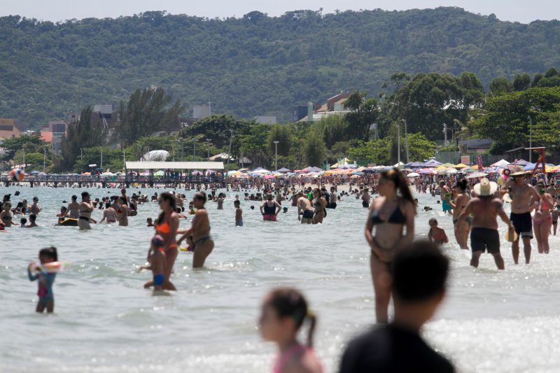 Praia de Canasvieiras, em Florian&oacute;polis, na manh&atilde; desta ter&ccedil;a-feira (28) – Foto: Leo Munhoz/ND