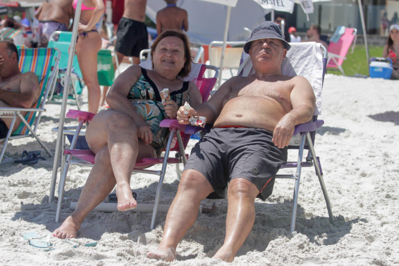 Margo Ribeiro e Mauro Ribeiro aproveitam o sol na praia de Canasvieiras – Foto: Leo Munhoz/ND