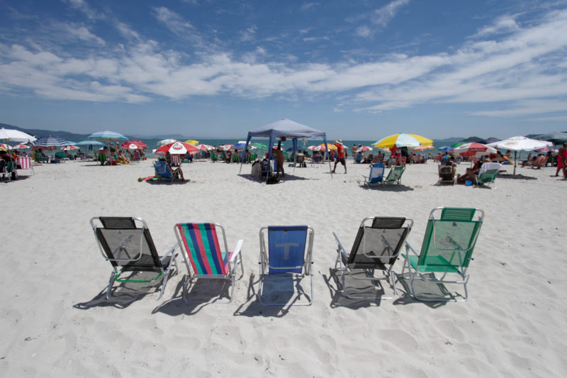 Cadeiras de praia são alugadas por R$ 10 – Foto: Leo Munhoz/ND