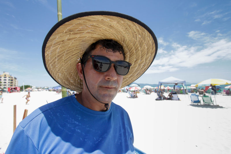 Joel Paiva trabalha no aluguel de cadeiras e guarda-sol na praia de Canasvieiras, no Norte da Ilha de Santa Catarina &#8211; Foto: Leo Munhoz/ND