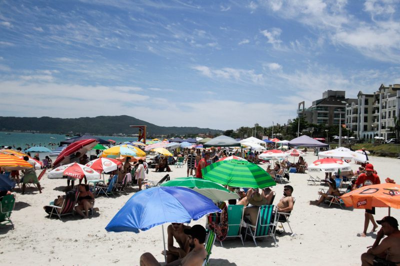 O ver&atilde;o e o calor ativam a libido? Luz do sol pode favorecer a conex&atilde;o – Foto: Leo Munhoz/ND