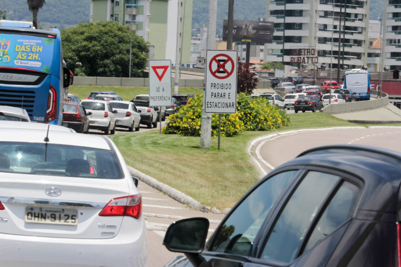 Muitos carros fazem fila no elevado do CIC 