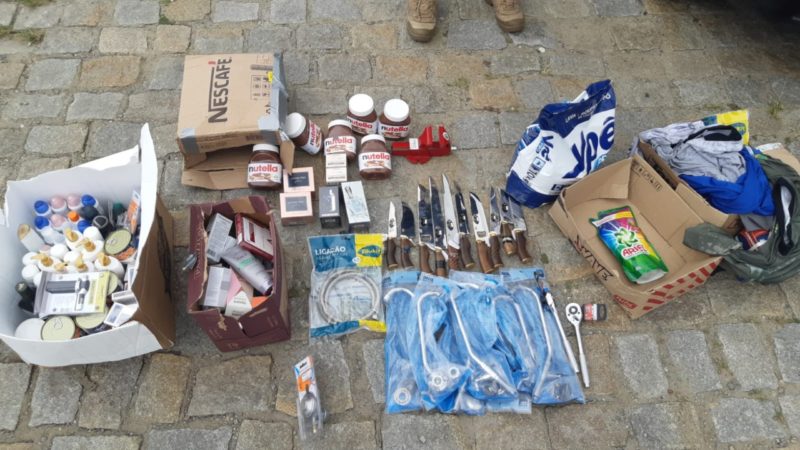 Dentro do carro estavam itens furtados, como cosm&eacute;ticos, produtos aliment&iacute;cios, materiais/ferramentas hidr&aacute;ulicos, cadeados, roupas e ainda 10 facas – Foto: PRF/Divulga&ccedil;&atilde;o