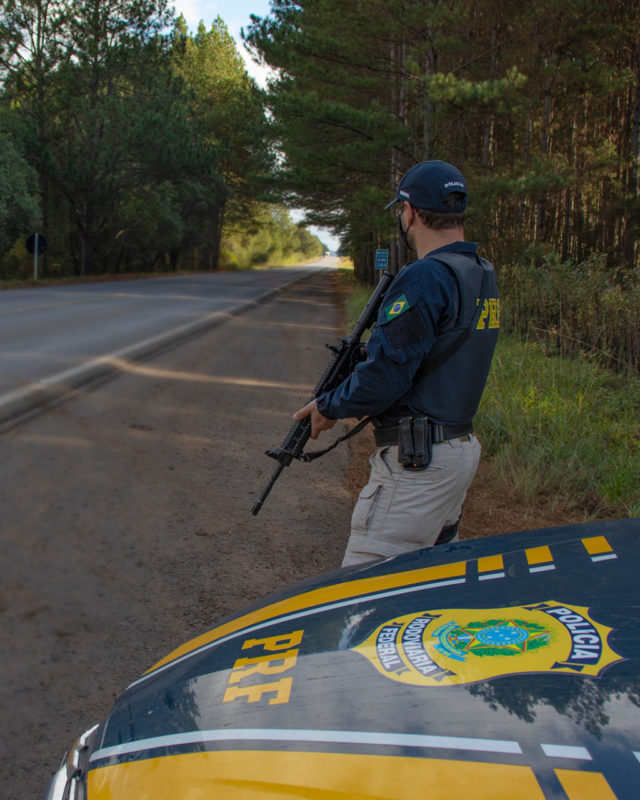 Policial fiscaliza o tr&acirc;nsito em rodovia federal – Foto: PRF/Divulga&ccedil;&atilde;o/ND