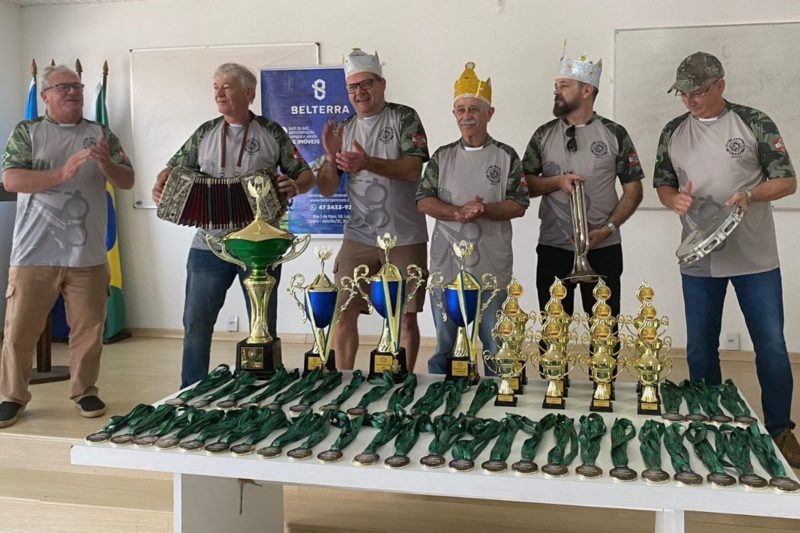 Al&eacute;m da coroa&ccedil;&atilde;o do Rei e pr&iacute;ncipes, competidores ganharam trof&eacute;u e medalha – Foto: Divulga&ccedil;&atilde;o/ ND