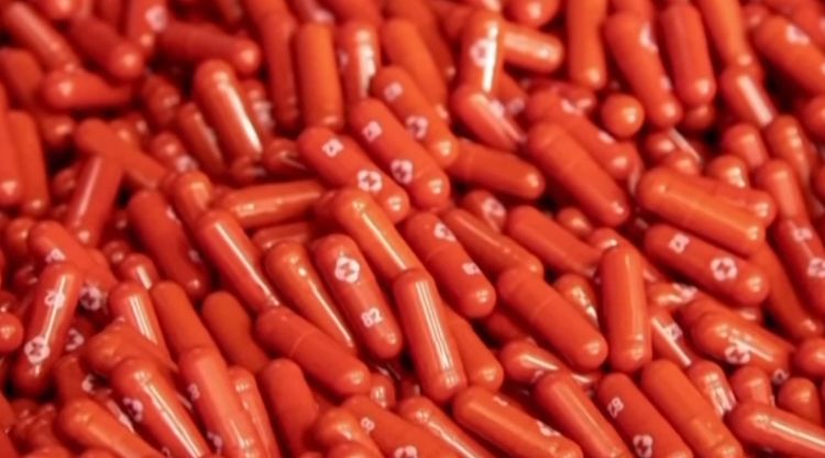 O Paxlovid &eacute; uma combina&ccedil;&atilde;o dos medicamentos Nirmatrelvir/Ritonavir. e &eacute; o primeiro medicamento ambulatorial dispon&iacute;vel no SUS Foto: Reprodu&ccedil;&atilde;o/ Youtube