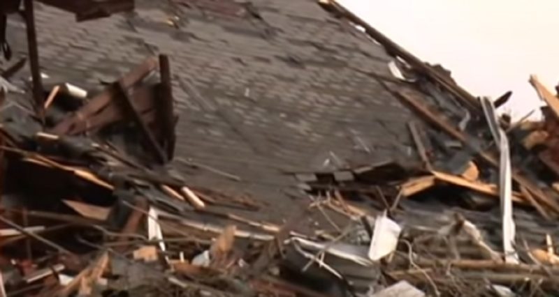 Tornado destelhou casas no munic&iacute;pio de Mayfield, no estado de Kentucky – Foto: Reprodu&ccedil;&atilde;o Youtube1