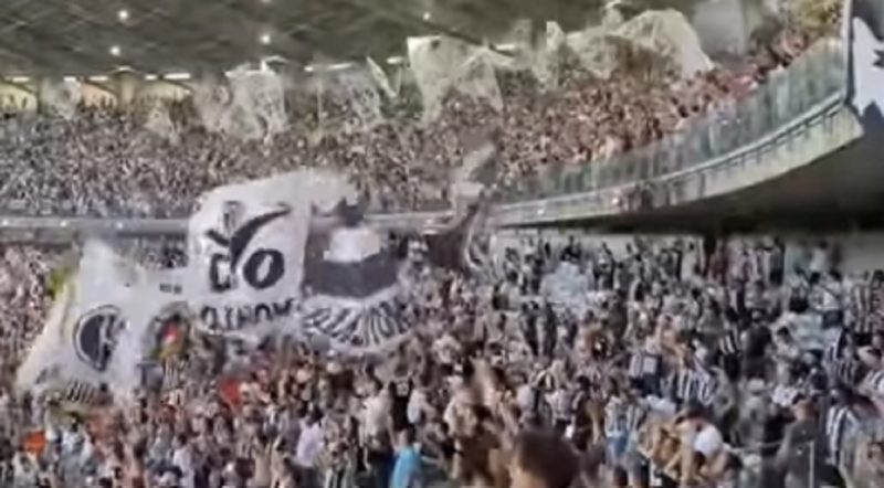 Torcida do Atlético (MG) apoiando o time na volta ao Mineirão &#8211; Foto: Reprodução/ Youtube1